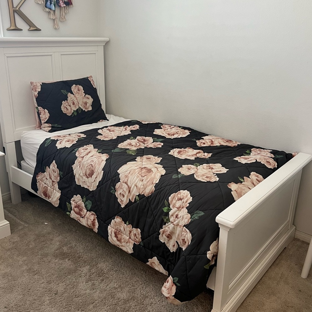 Pottery Barn Bed of Roses Twin Comforter - Black/Blush